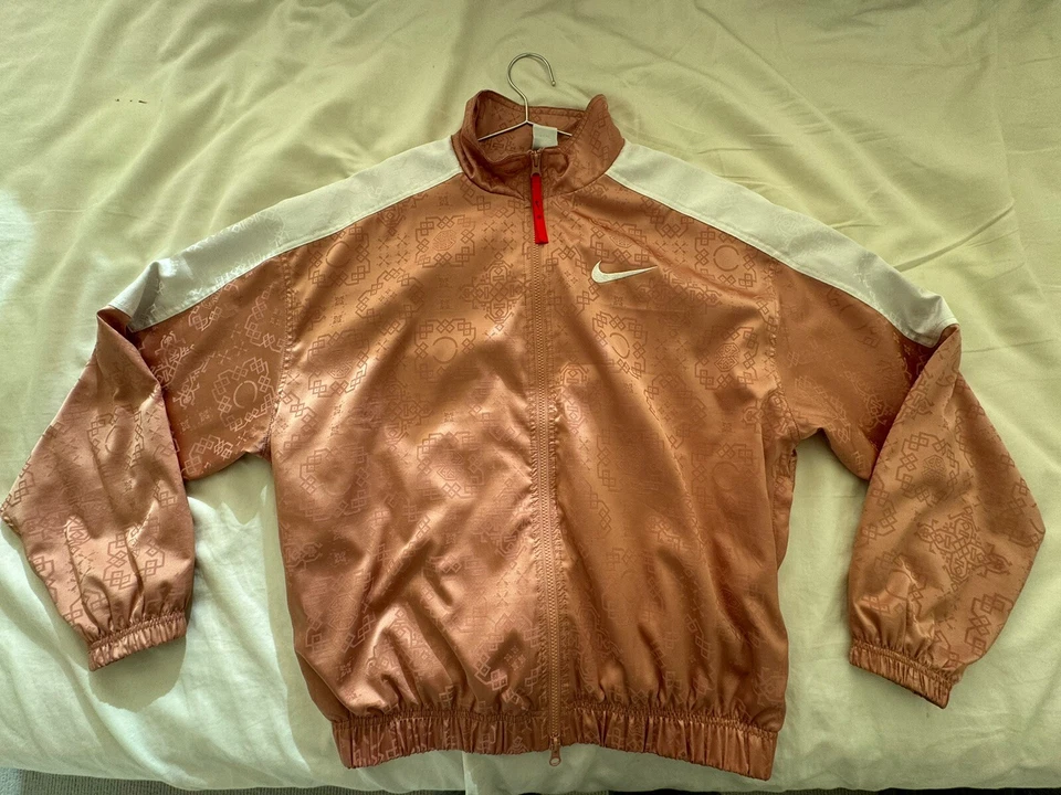 Clot X 耐克玫瑰金丝绸运动服夹克,尺寸 M — 第 1/2 张图片