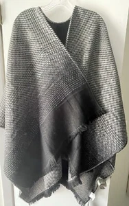 NWT! CHIC BANANA REPUBLIC LADIES OSFA REVERSIBLE OMBRÉ WRAP PONCHO IN BLACK/GREY - Picture 1 of 8