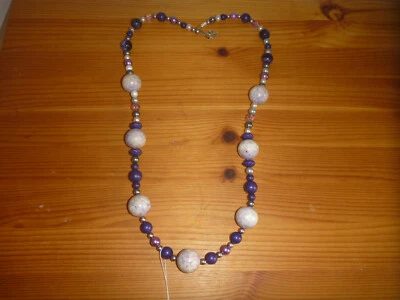 Kunststoff-Perlen-Kette, Lilatöne-creme-grau-silber, lang - Bild 1 von 2