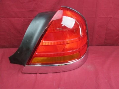 Nuevo de Lote Original Ford Crown Victoria Police Lámpara Trasera 2003 Derecha Moldura Cromada Foto 1 de 4