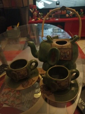 THEIERE FORME ELEPHANT et 2 tasses en céramique verte  - Photo 1/4