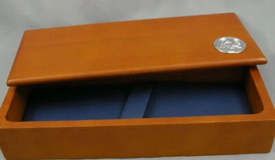 Caja de bolígrafos de regalo Stockbroker - Madera de arce con caja de bolígrafos interior azul - 1 CAJA - Nueva Foto 1 de 4