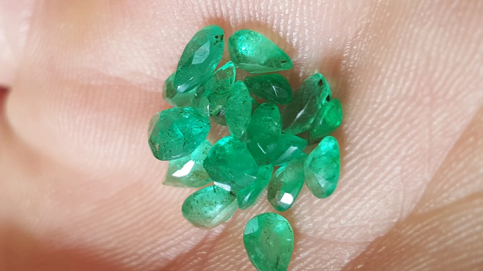 20 Natural earth mined Pear Shaped Brazilian Green Emeralds 3.97ct Total Weight. - Image 1 of 1