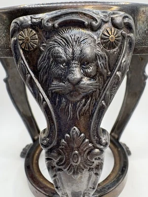 Portavelas con patas de león gótico plateado de colección Foto 1 de 4