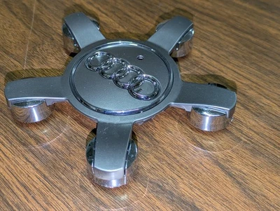 Tapa central AUDI A3/S3/Q3/Q5/A3 QUATTRO/Q3 QUATTRO 2009-2020 NUEVA 8R0 601 165 gris Foto 1 de 4