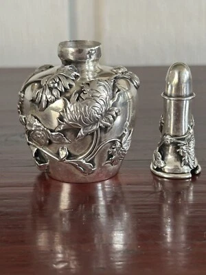 "Antigua botella de polvo de diente de talco Shiebler Repousse de plata esterlina 92 gramos 4,5""" Foto 1 de 4