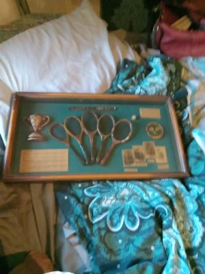 "La historia de la raqueta de tenis" antigua caja de sombra Wimbledon 20"x11" RARA Foto 1 de 4