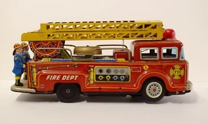 TOYS GIOCO FIRE DEPARTMAN TRUCK Vintage Tin Toy  1960 made in Japan a batteria - Picture 1 of 13