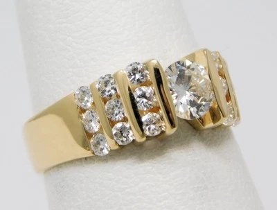 Anillo de compromiso solitario de diamantes y detalles de oro amarillo de 14 kt talla 5,25 B6880 Foto 1 de 4