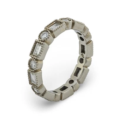 Banda de eternidad vintage de oro blanco de 14k con diamantes redondos y baguette de 1,35 quilates Foto 1 de 4