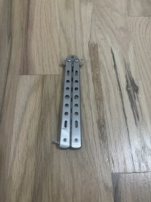 Cuchillo Entrenador BALISONG METAL MARIPOSA de Práctica de Alta Calidad HOJA Herramienta Opaca Foto 1 de 3