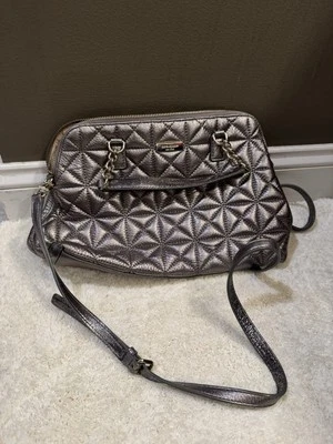 Б/у в отличном состоянии Kate Spade Whitaker Place Small Rachelle металлик серый гематит серебристый крест - Изображение 1 из 4