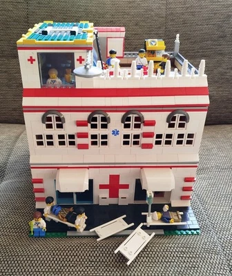!!! LEGO Großes Krankenhaus MOC Modular Building - Lesen !!! - Bild 1 von 4