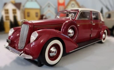 1937 Lincoln Touring Cabriolet 1:18 scale DieCast by Signature - Image 1 of 4