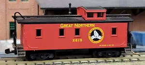 N Scale - Micro-Trains 51110 - 34' Wood Sheathed Caboose - Great Northern #X619 - Picture 1 of 5