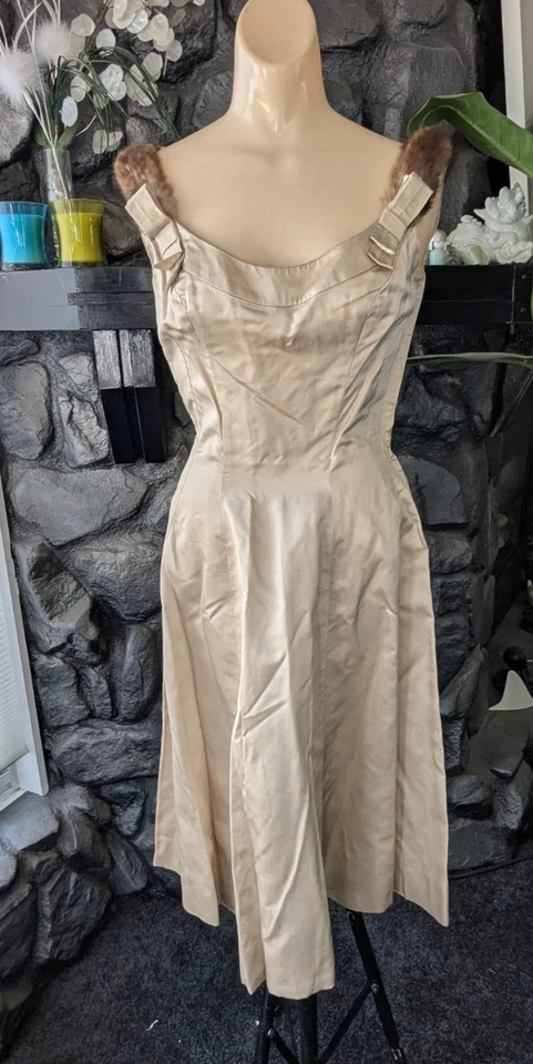 Vestido de cóctel vintage de satén pesado dorado de los años 50 escote de piel ajuste y acampanado pequeño Foto 1 de 4