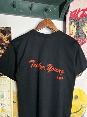 Camiseta Tucker Young Band Vintage Años 80 Talla Para Hombre Pequeña Foto 1 de 4