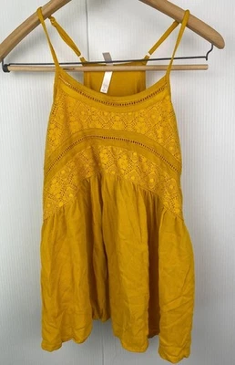 Top con correa de espagueti mostaza Xhilaration para mujer talla grande rayón Foto 1 de 4