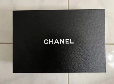 Caja de zapatos vacía CHANEL 12 pulgadas x 8 pulgadas x 4 pulgadas con pañuelos, folleto y paños antipolvo Foto 1 de 3