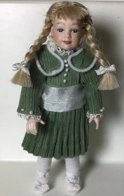 Heidi Ott Casa de Muñecas Niña en Vestido Verde Escala 1:12 Foto 1 de 4