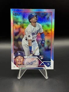 2023 Topps Serie 1 - Miguel Vargas #163 Lámina Arco Iris (RC) - Imagen 1 de 3
