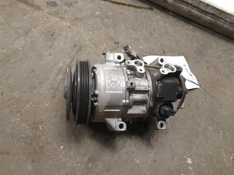 Conjunto de compresor de aire acondicionado Toyota Yaris 2007-2013 OEM Foto 1 de 4