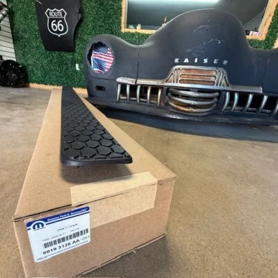 (1) 13-17 RAM 1500-5500 SIDE STEP PAD LEFT OR RIGHT OEM MOPAR GENUINE 68193126AA - Image 1 of 3