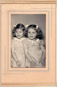 Foto de gabinete de hermanas gemelas querida linda niña, alrededor de 1950 - Imagen 1 de 1