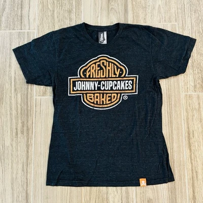 Johnny Cupcakes Recién Horneados Harley Davidson Logo Hombre’s Mediano  Foto 1 de 4