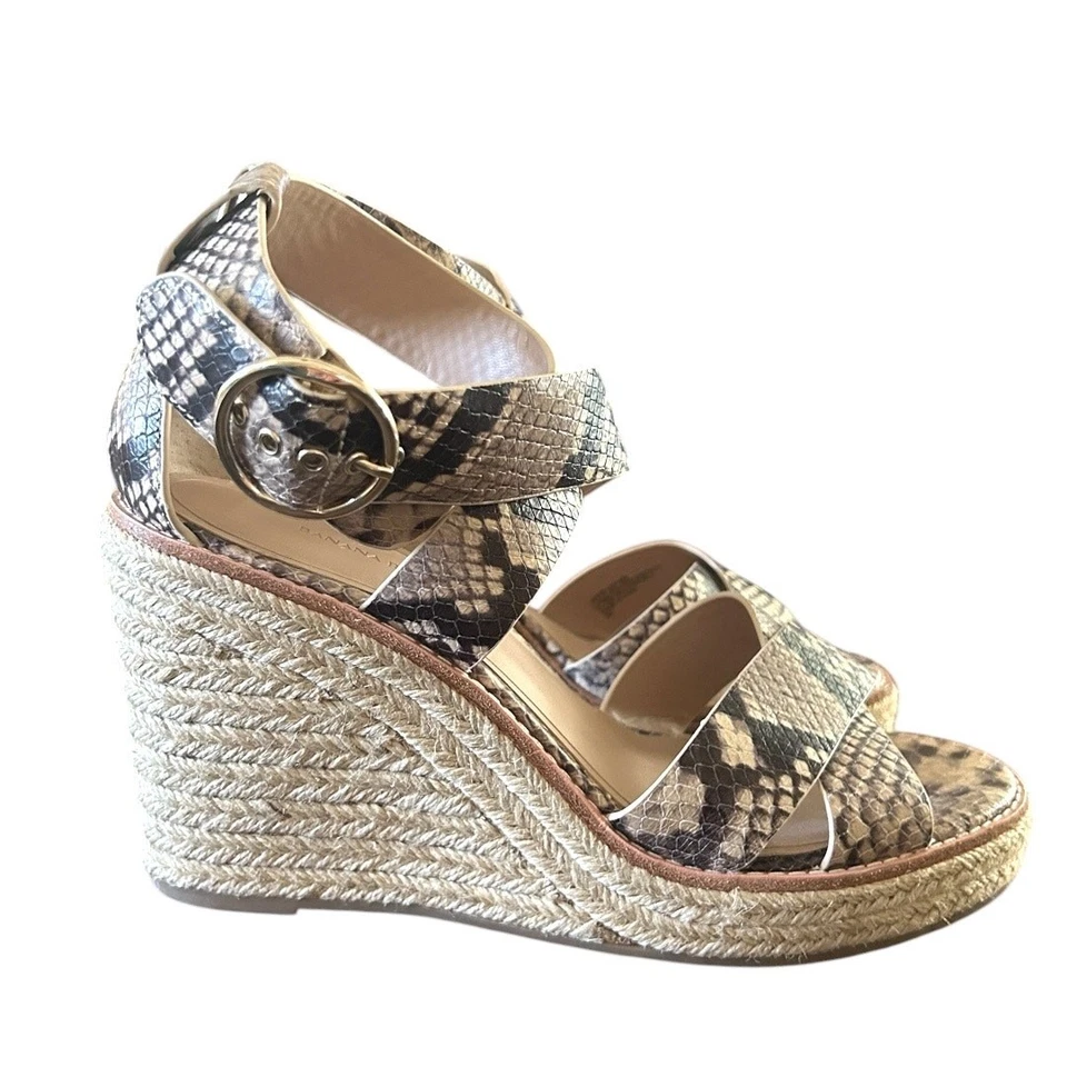 Sandalia de cuña alpargata de cuero Banana Republic para mujer 8 hebillas con estampado de serpiente Foto 1 de 4