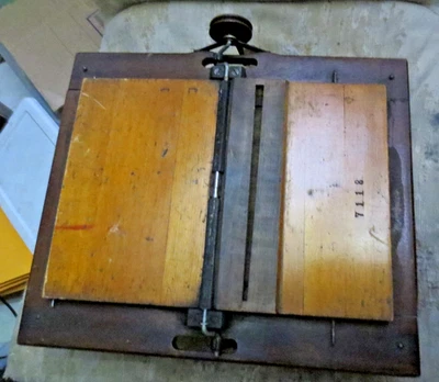 Caja de música de órgano con rodillo de organette mecánico de finales del siglo XIX Foto 1 de 4