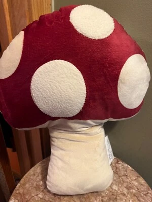 Travesseiro decorativo cogumelo 16” x 13” outono cogumelo vermelho com manchas brancas Dan Dee - Imagem 1 de 4