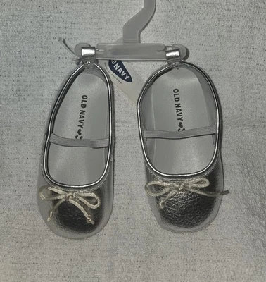OLD NAVY * SILVER SOFT LOAFER FLATS BALLET SHOES GIRLS * SIZE 18-24 MONTHS M NEW - Image 1 of 3