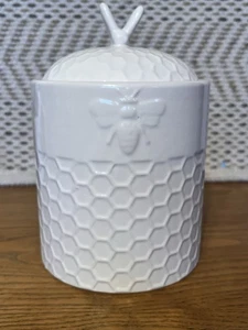 NUEVO Peine de Miel y Abejas 3D Texturizado Blanco Cerámica Bote/Frasco de Galletas con Tapa - Imagen 1 de 6