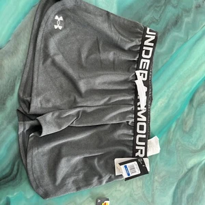 Under Armour Shorts Youth Girls Soft Drawstring YXL Solid Quick Dry 1363372 - Picture 1 of 3