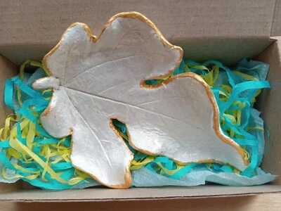 Un soporte en forma de hoja. Para velas de té o baratijas. Decoración sobre la mesa Foto 1 de 4