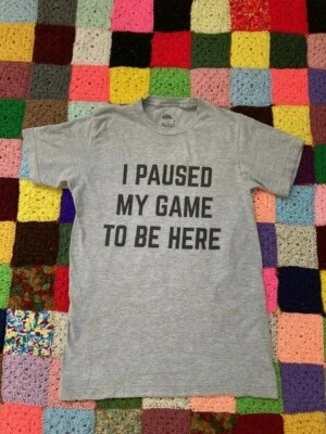 Camiseta Gamer Talla Pequeña " Pausé Mi Juego Para Estar Aquí Gaming" Gris Negra Foto 1 de 4