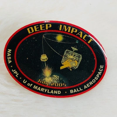 Prendedor de misión de lanzamiento de sonda espacial de impacto profundo NASA JPL Universidad de Maryland Foto 1 de 2