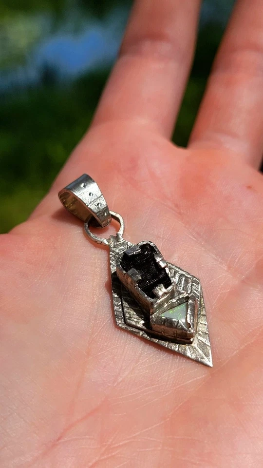 Colgante grabado en plata de ley con ópalo australiano tallado a mano + turmalina negra Foto 1 de 4