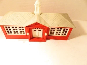 0/027 BUILDING - VINTAGE PLASTICVILLE SCHOOL HOUSE KIT - GLUED- GOOD- SH - Picture 1 of 3
