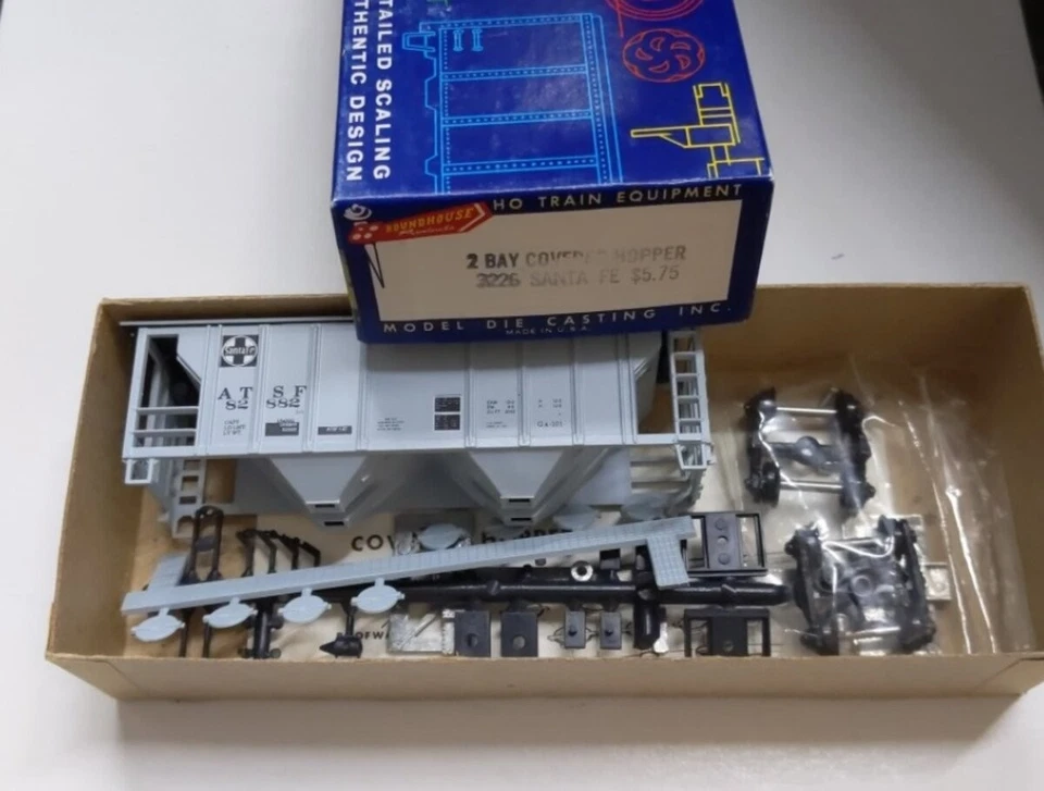 Kit de coche tolva cubierta de 2 bahías Roundhouse 3226 escala HO Santa Fe Foto 1 de 1