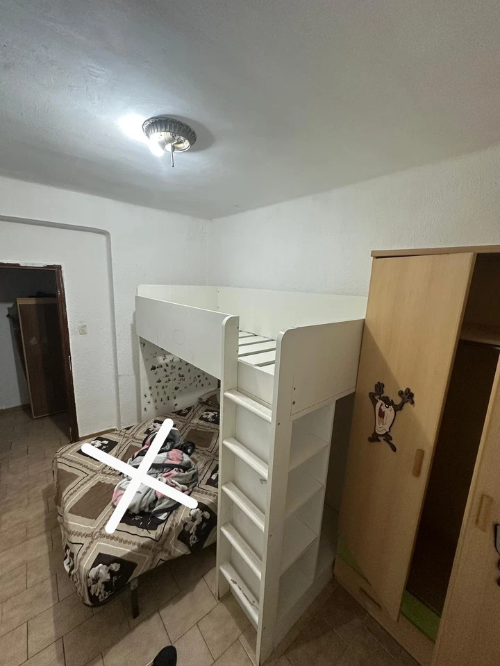 Litera alta de madera blanca con estantes: diseño que ahorra espacio  - Imagen 1 de 4