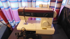 Vintage Singer Model 5528 Nähmaschine mit Fußpedal Stromkabel - Bild 1 von 12