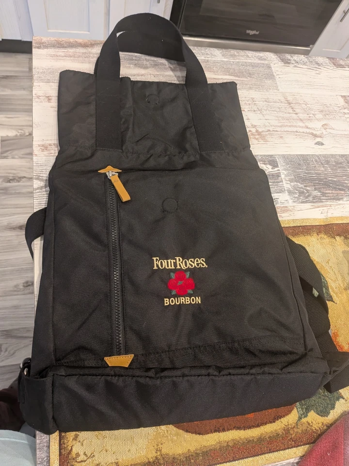 Mochila Columbia Negra Cuatro Rosas Logo Borbón Edición Promocional - Mag Close Foto 1 de 4