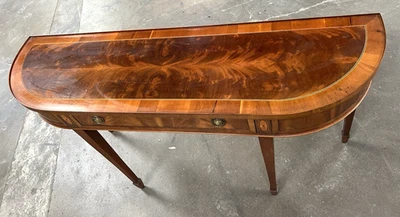 Стол консольный HEKMAN Copley Place красное дерево тис 54 дюйма Вт × 15 дюймов D × 30,5 дюйма - Изображение 1 из 4