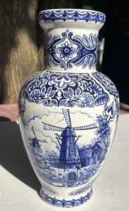 Jarrón estilo Delft azul y blanco vintage molino de viento y motivo floral herencia holandesa - Imagen 1 de 7