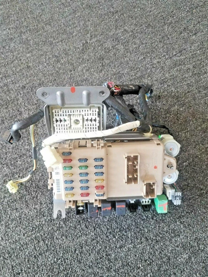 Caja relé de fusibles Subaru Legacy Outback 2000-2002 2,5 L OEM Foto 1 de 4