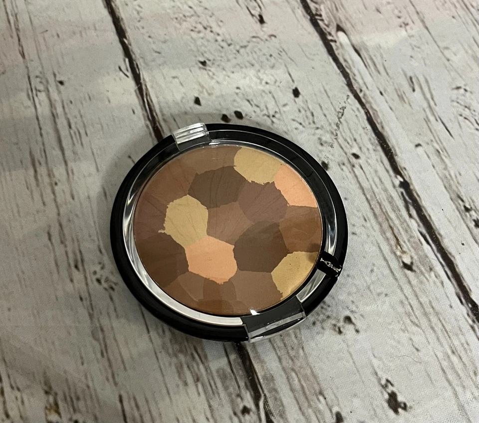 Signature Club A Touched By The Sun Bronzing Prisms Finishing Powder  - Image 1 of 2