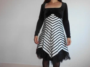 KLEID  WIRKT EDEL  BAUHAUS  CHIC   SEHR SEXY  HAUSMÄDCHEN ODER DAME?      - Bild 1 von 2