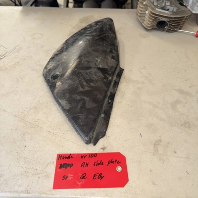 Placa lateral derecha Honda XR100 RH matrícula plástico Maier negro Foto 1 de 4